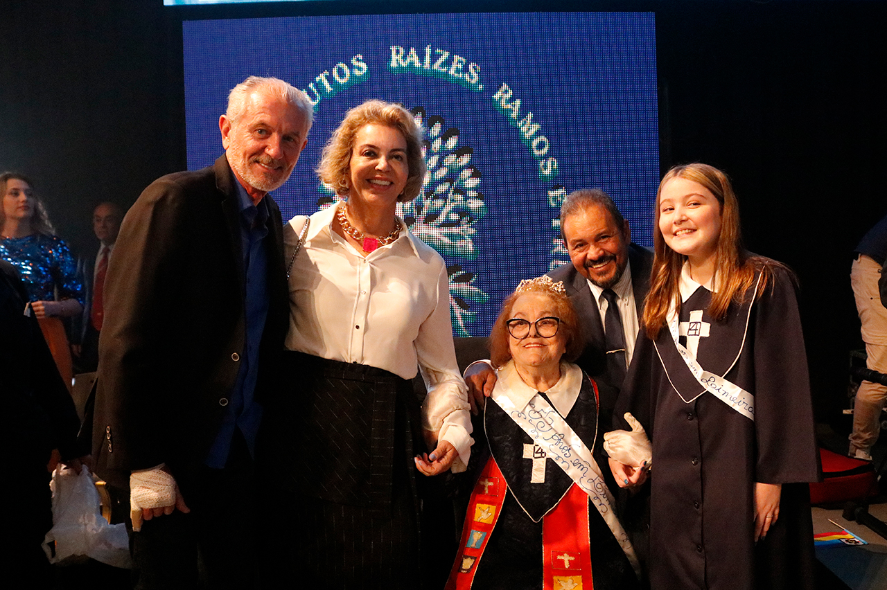 Prefeito e primeira dama acompanham culto que celebrou minist rio