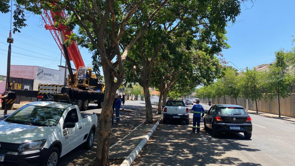 Retirada de torre de iluminação do Pradão interdita trânsito na Avenida Maestro Xixirri