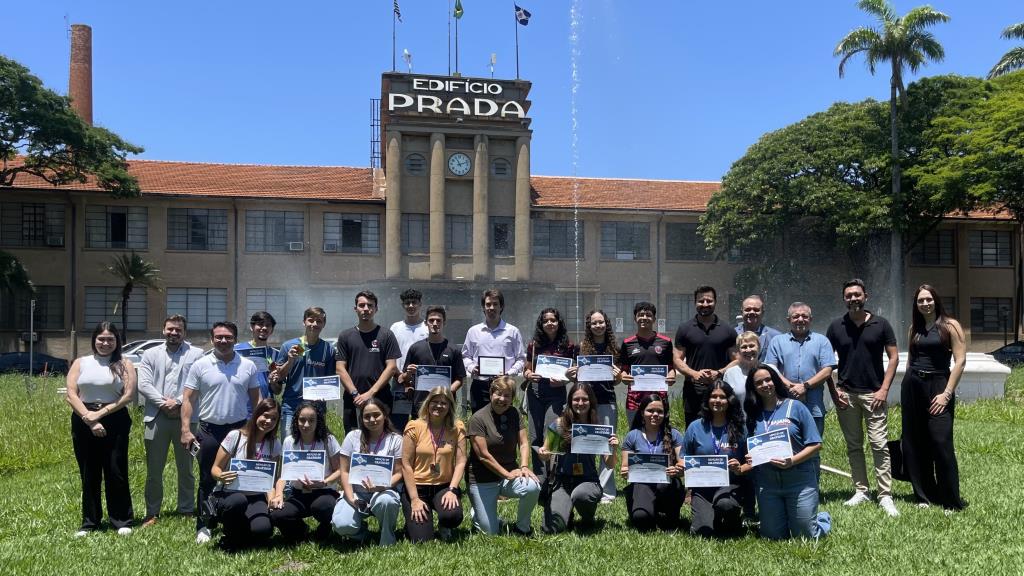 Alunos de Limeira premiados em competições educacionais recebem homenagem na Prefeitura