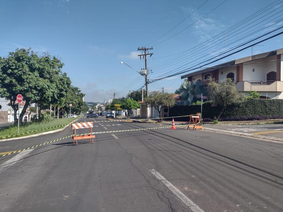 Trecho da Avenida Maestro Xixirri é interditado após acidente