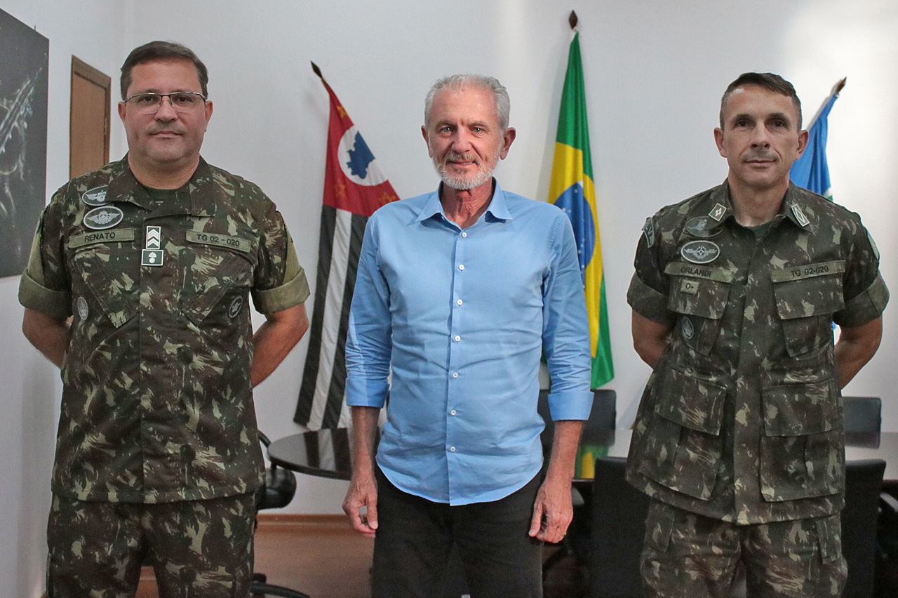 Prefeito recepciona novo 1º sargento do Tiro de Guerra