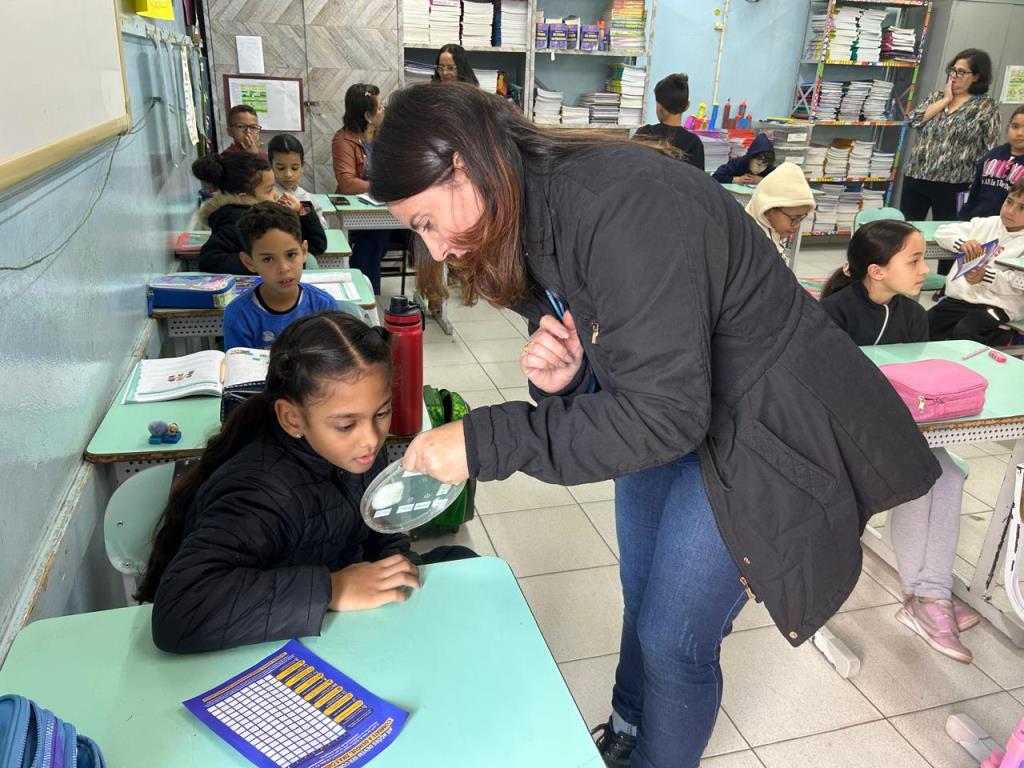 Estudantes de escola municipal recebem orientações sobre saúde, dengue e prevenção de acidentes