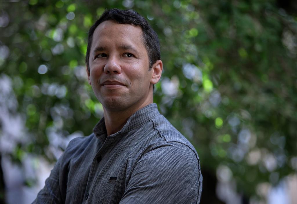 Teatro Vitória sedia encontro literário gratuito com o premiado escritor Itamar Vieira Júnior