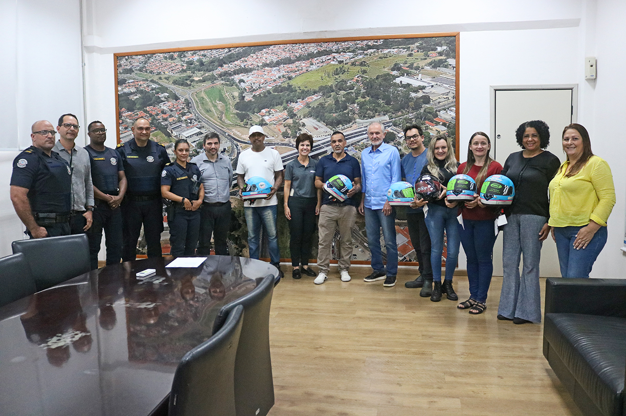 Prefeitura realiza a entrega de capacetes para motociclistas