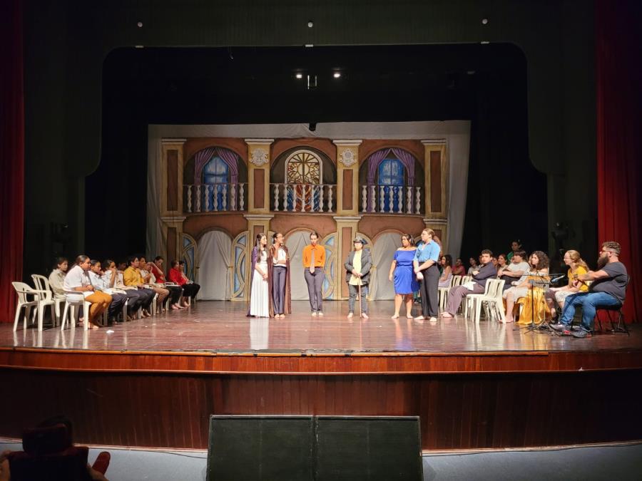 Turmas de teatro se apresentam no Teatro Vitória