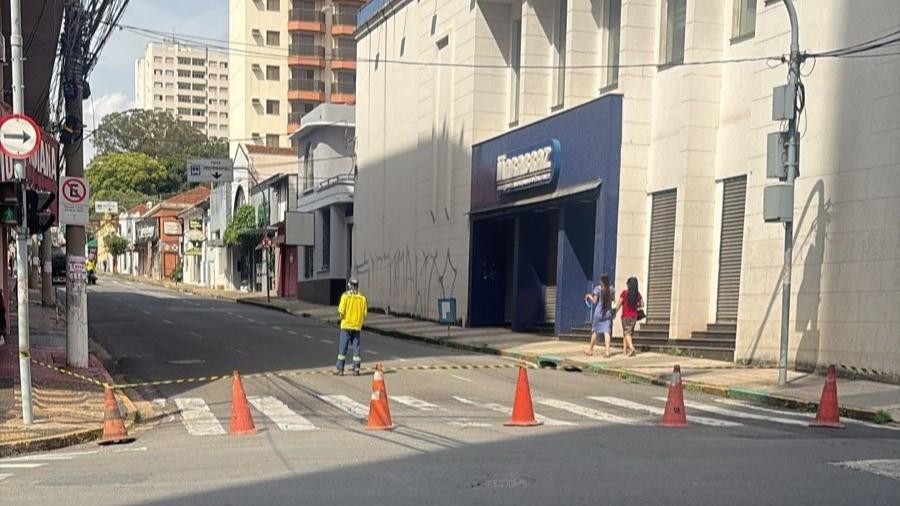 Obra emergencial interdita Rua Tiradentes em Limeira
