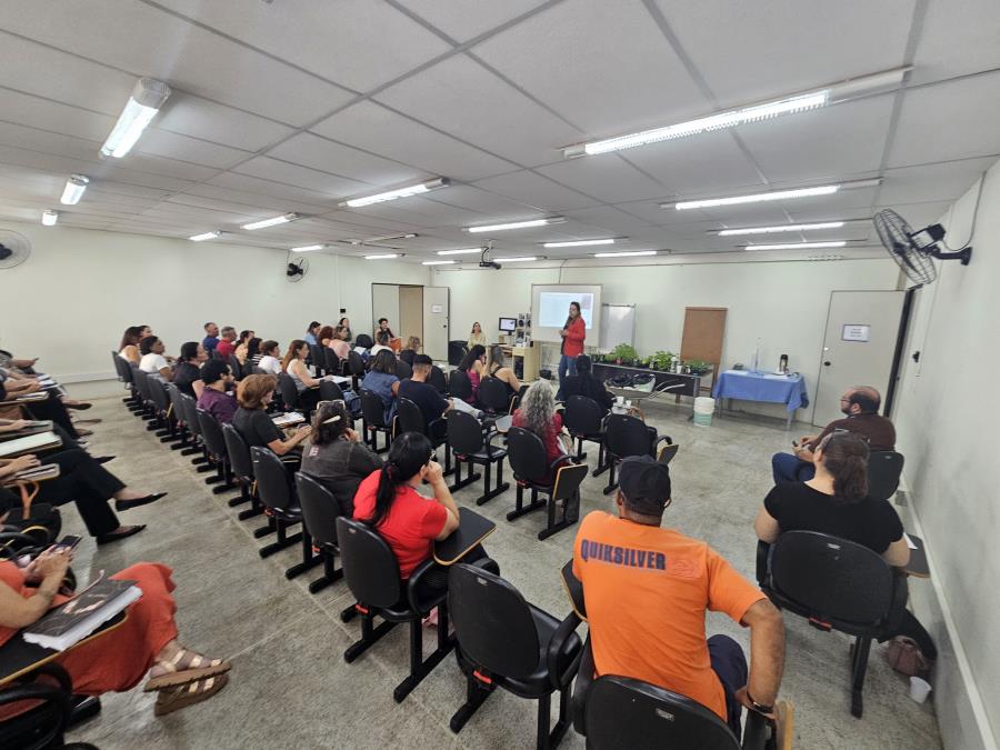 Servidores e voluntários recebem capacitação para cuidar de hortas escolares