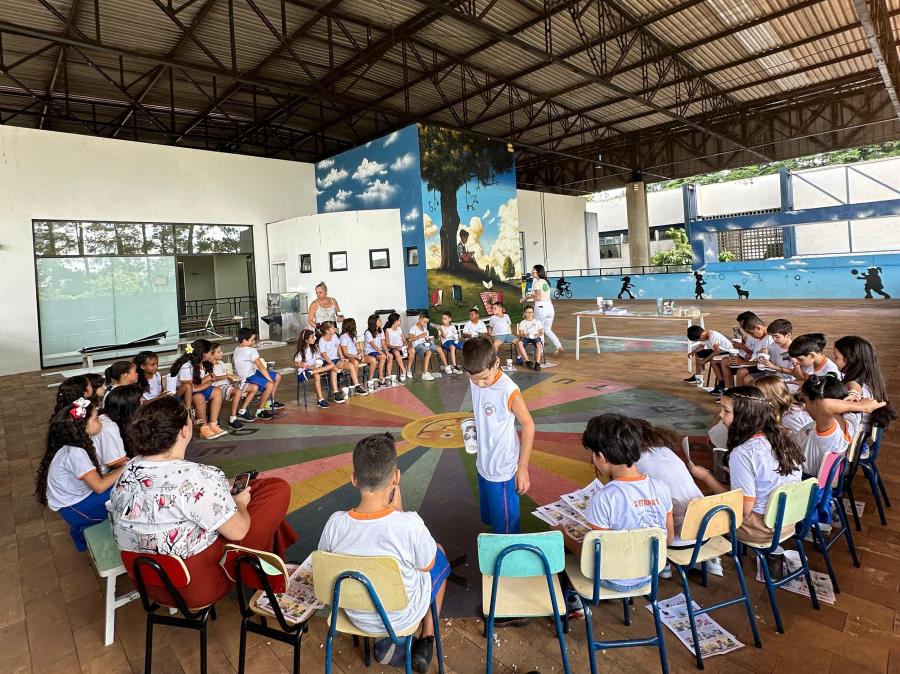 Alunos aprendem sobre fabricação do papel e reciclagem