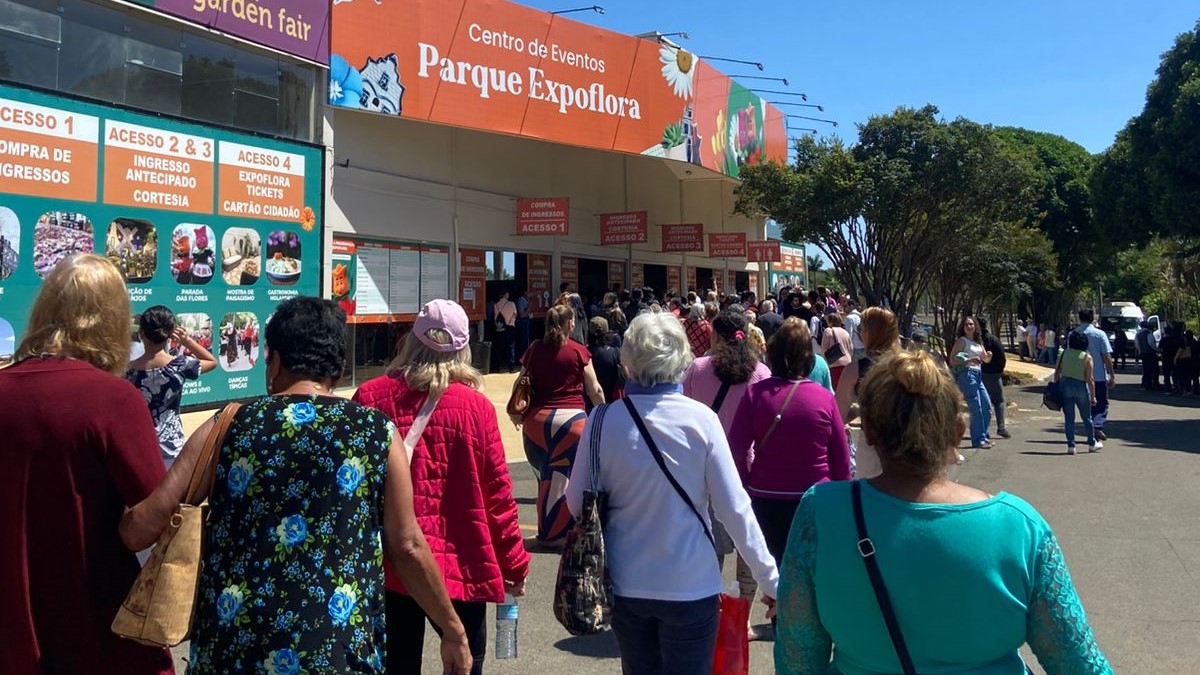 Usuários dos Caps visitam a Expoflora em atividade de integração e inclusão social