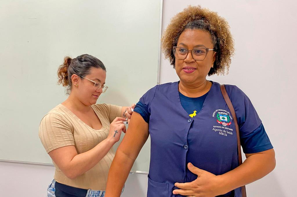 Agentes de saúde recebem primeiras doses da nova vacina contra a dengue em Limeira