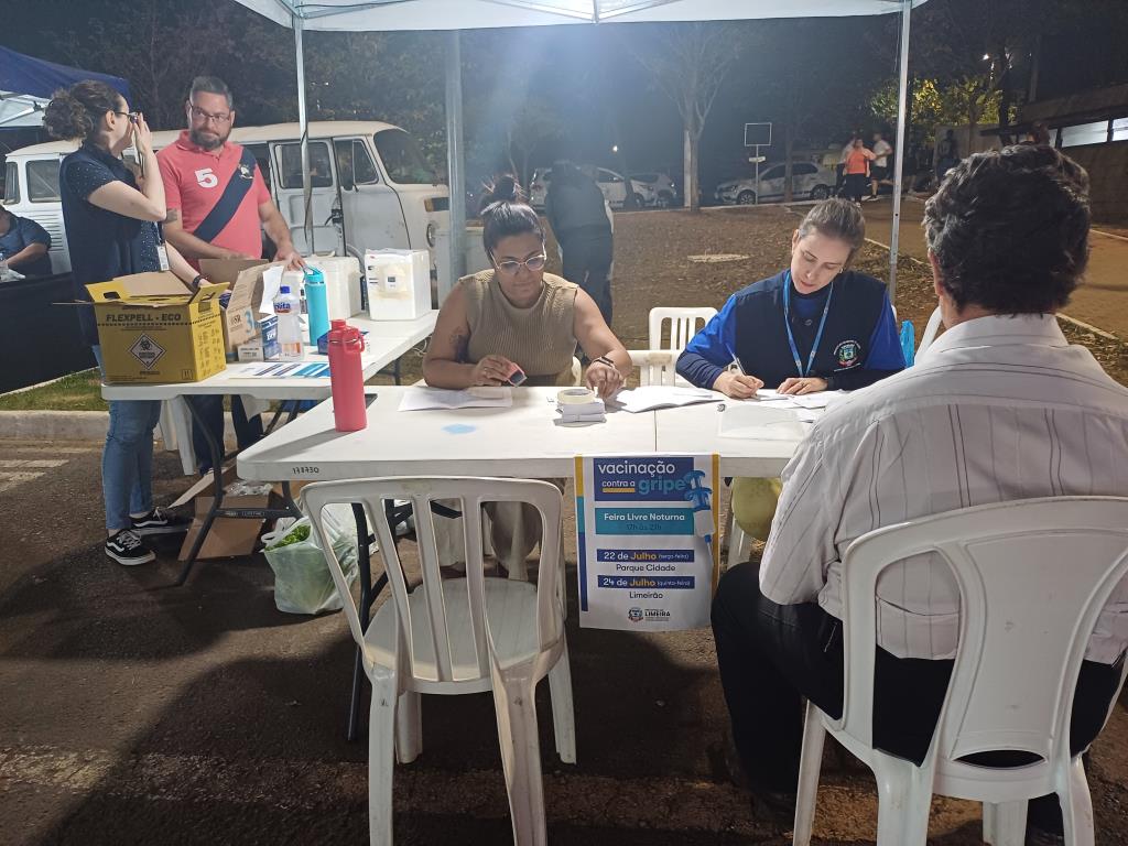 Plantão de Vacinação leva imunização às feiras noturnas do Parque Cidade e do Jardim São Lourenço