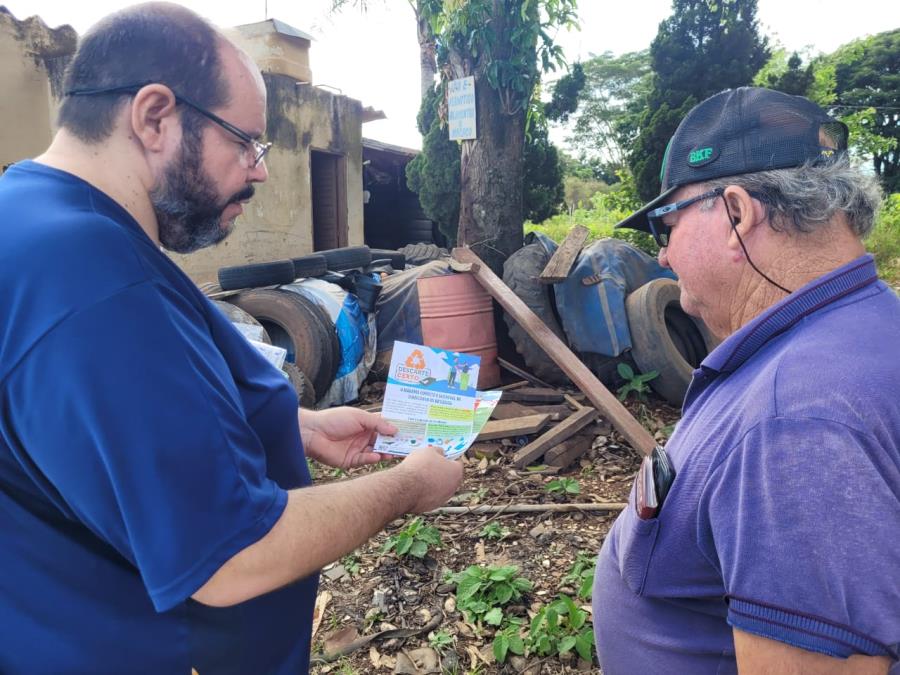 Equipe de educação ambiental realiza ações de orientação na área rural