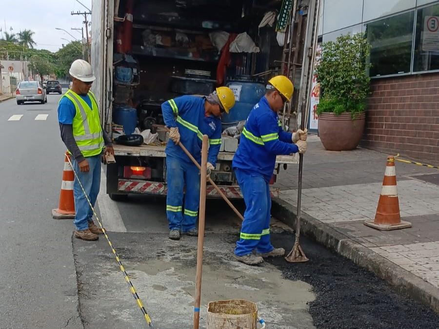 Obras emergenciais da Comgás interditam faixa na Rua Tiradentes em Limeira