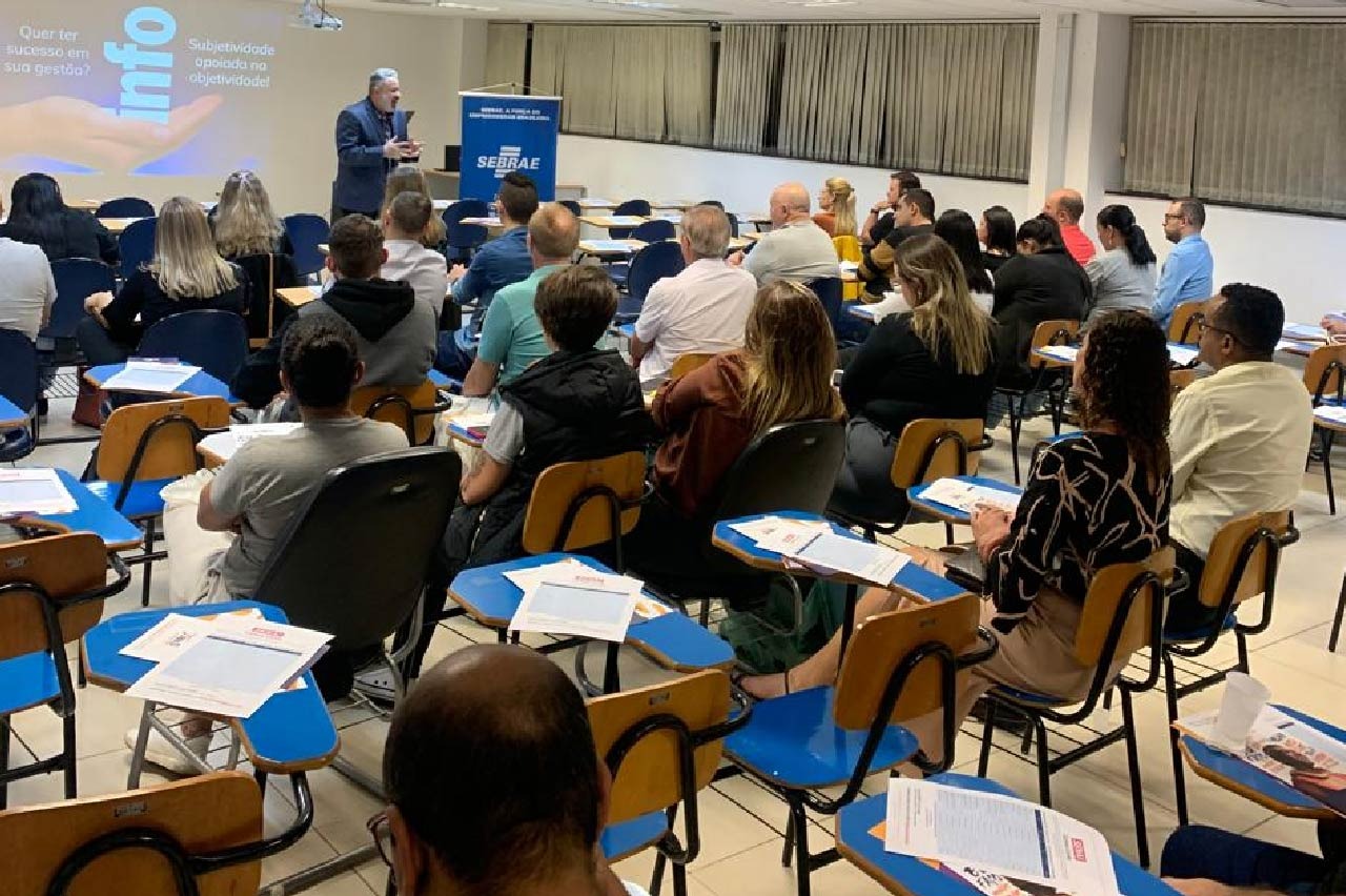 Palestra sobre liderança reúne mais de 100 pessoas