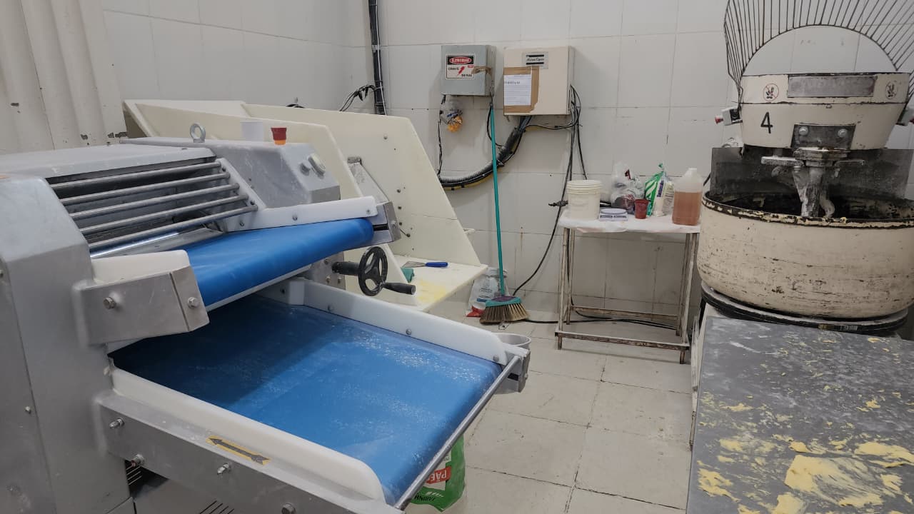 Visa apreende alimentos e interdita fábrica irregular de pães no Parque Hipólito