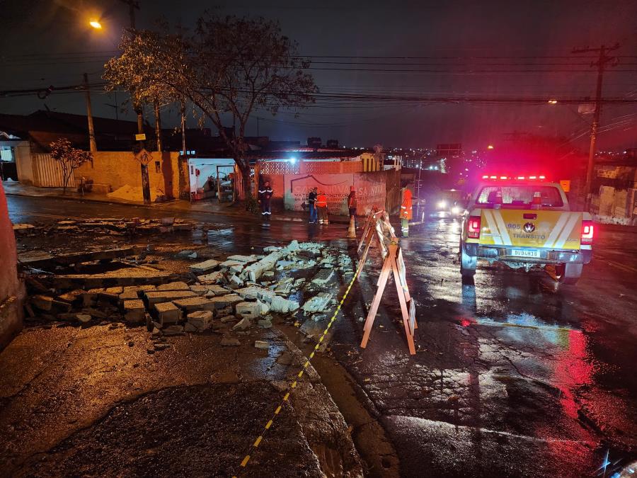 Em apenas 1 hora de chuva, Limeira registra queda de árvores e alagamentos