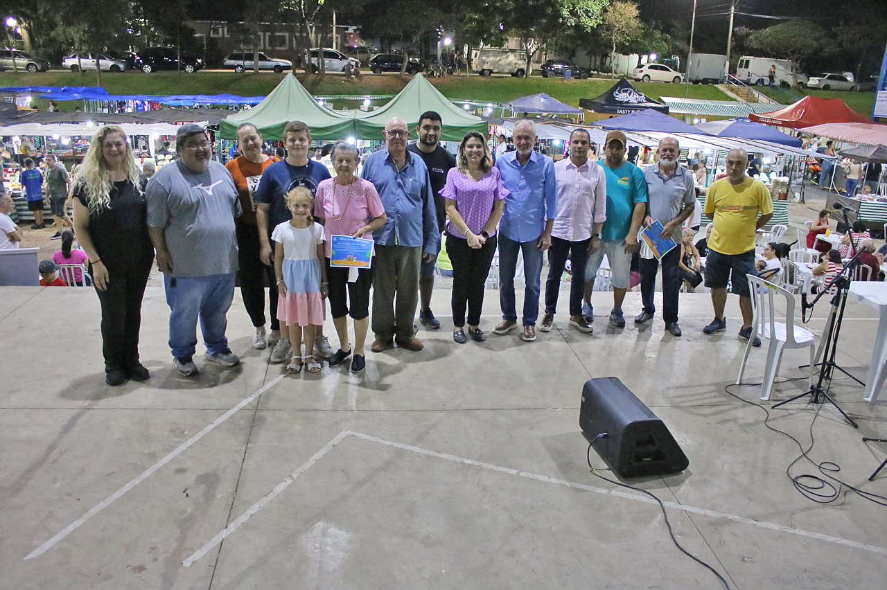 Projeto de feira livre noturna estreia com otimismo no Parque Cidade