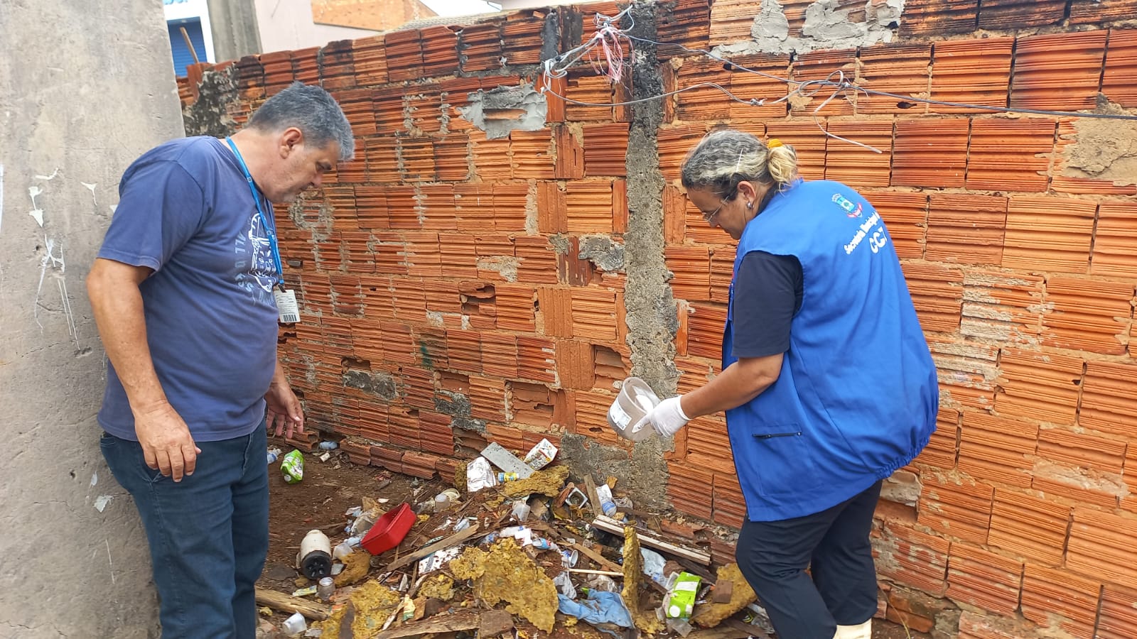 Prefeitura realiza nova ação de limpeza compulsória em casa no Jd. São Paulo