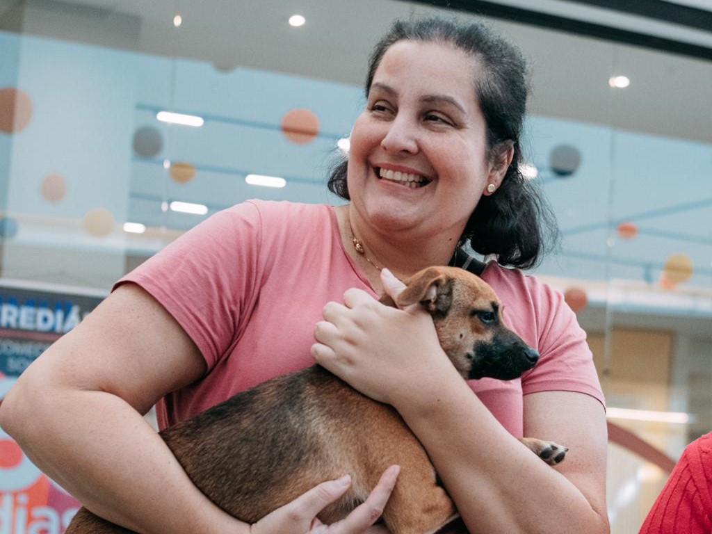 Famílias adotam animais de estimação em evento no Limeira Shopping