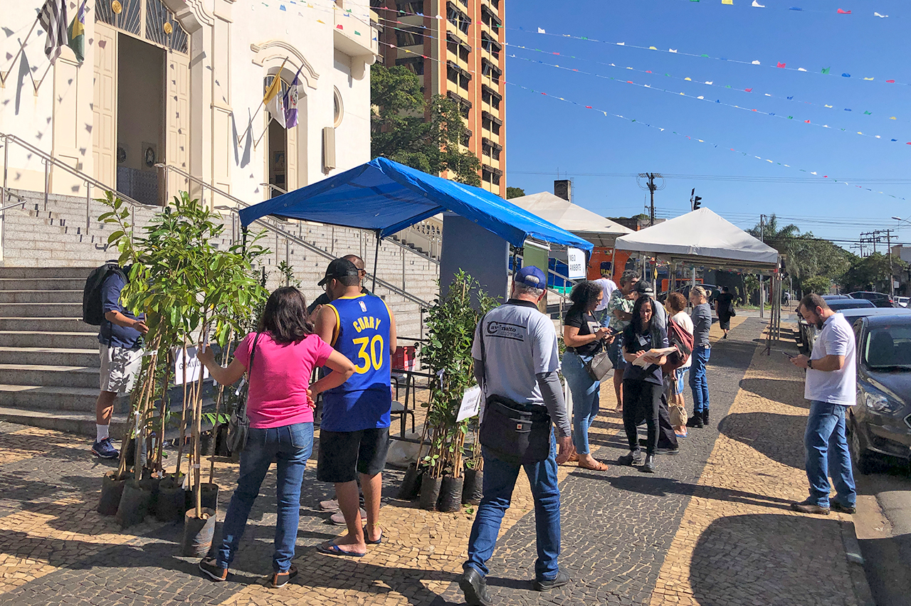 Doação de mudas frutíferas faz sucesso entre a população