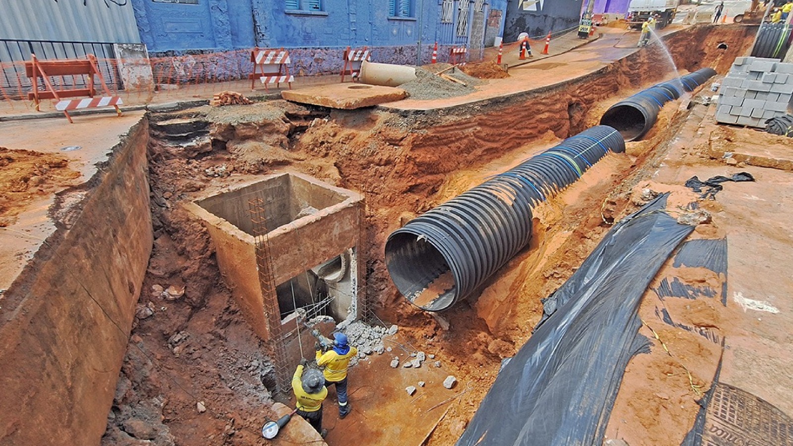 Obras no Viaduto Jânio Quadros avançam com instalação de nova rede de tubulação