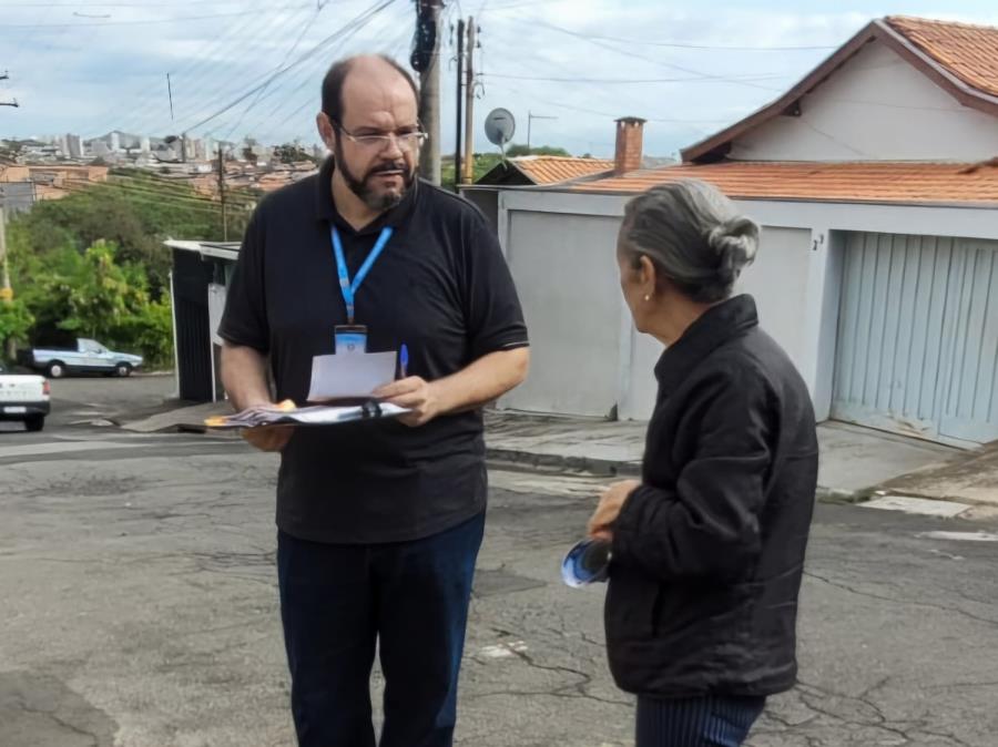 Moradores e comerciantes do Jd. Anhanguera recebem orientações sobre descarte de lixo