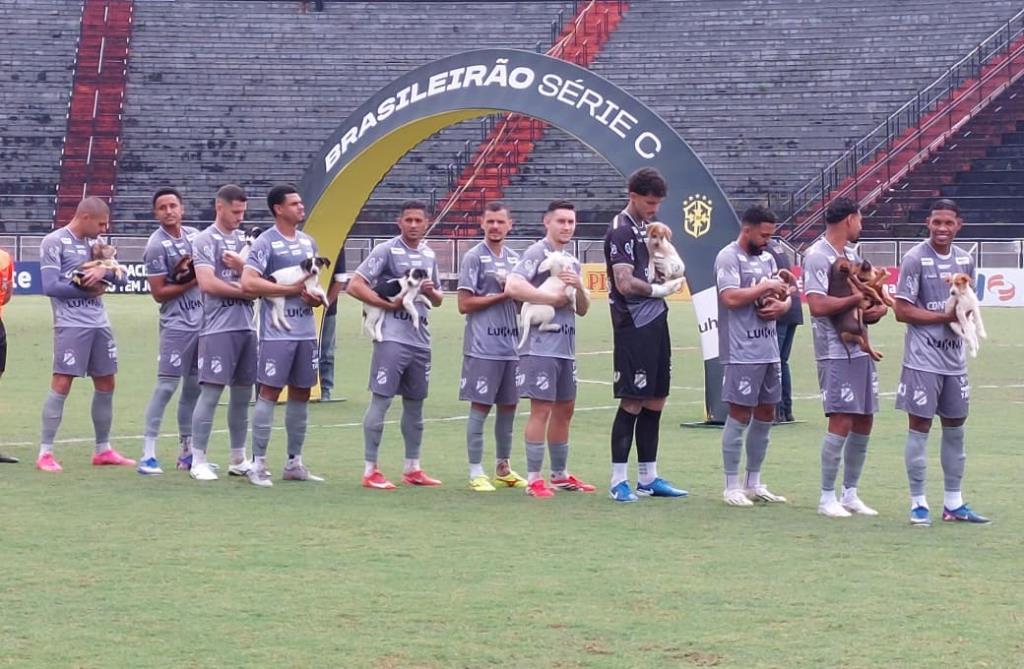 Atletas da Inter entram em campo com animais disponíveis para adoção em Limeira