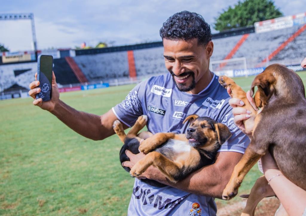 15 animais resgatados ganham nova família durante jogo da Inter de Limeira
