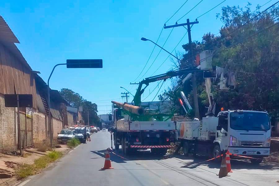 Acesso ao Bairro dos Pires é interditado após acidente com poste; veja rota alternativa