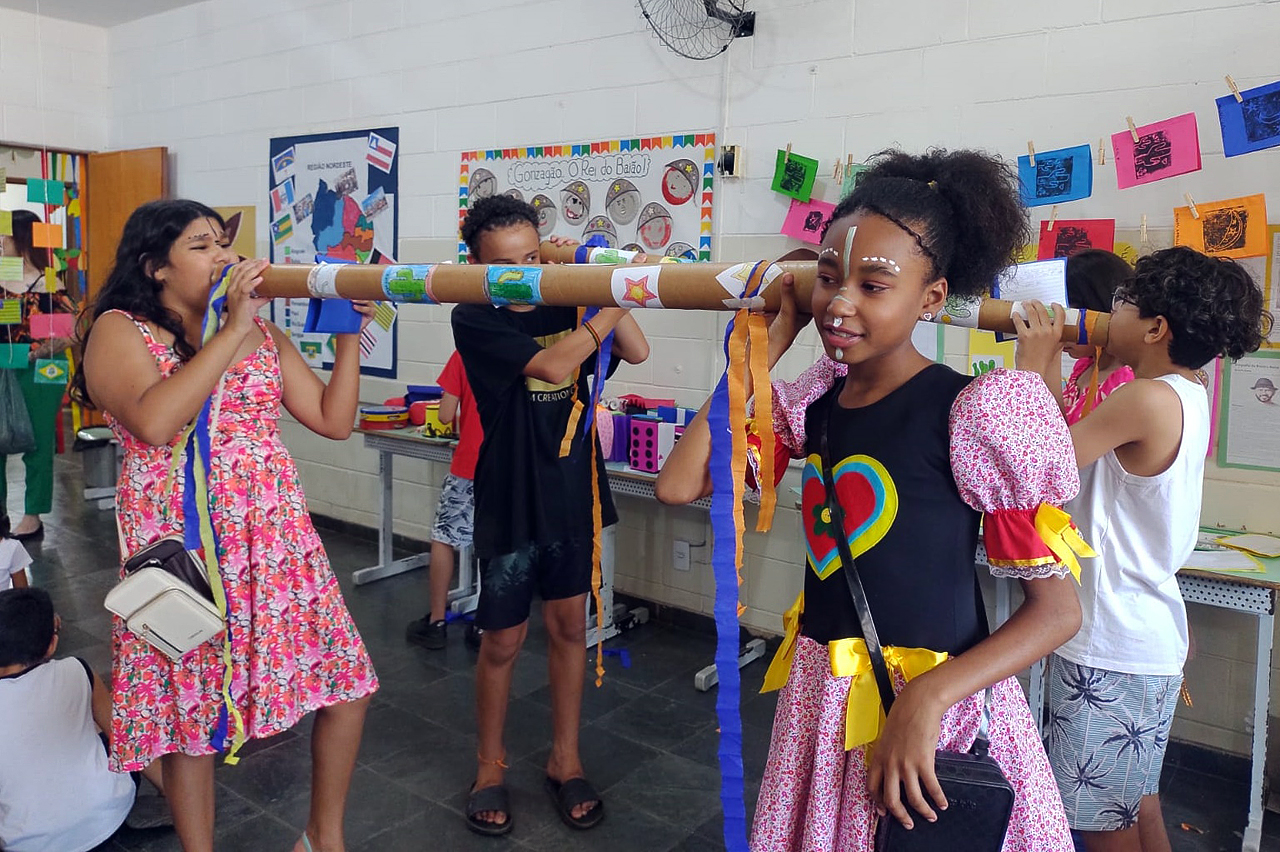Feira científica da Emeief Maria Madalena destaca cultura das regiões brasileiras