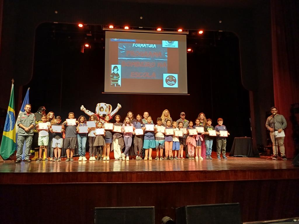 Projeto “Bombeiro na Escola” certifica 1.200 alunos em Limeira