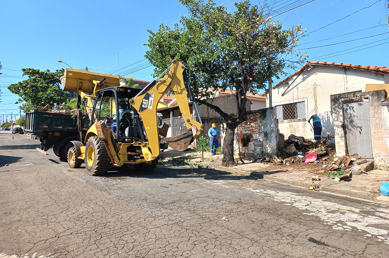 Abandonada, casa no Pq. Hipólito é alvo de Limpeza Compulsória