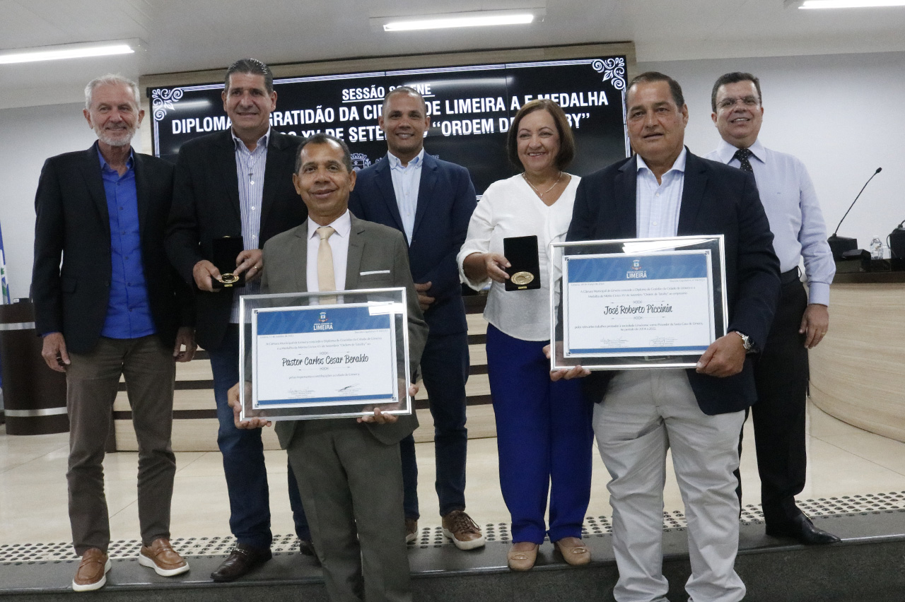 Prefeito participa de homenagens na Câmara para empresário e pastor