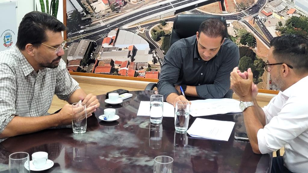 Prefeito recebe secretário Rafael Benini para acompanhar obras da escola do Lagoa Nova