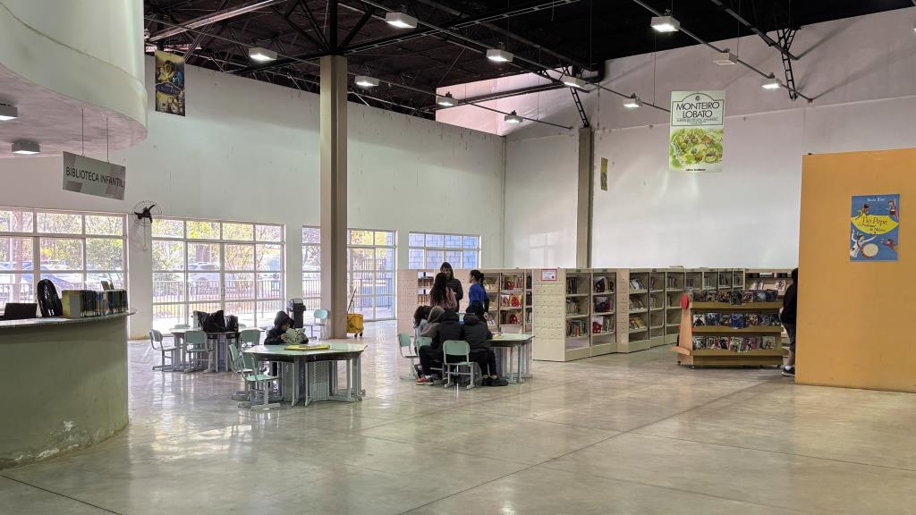 Biblioteca Municipal recebe contação de histórias no Dia Nacional do Livro Infantil