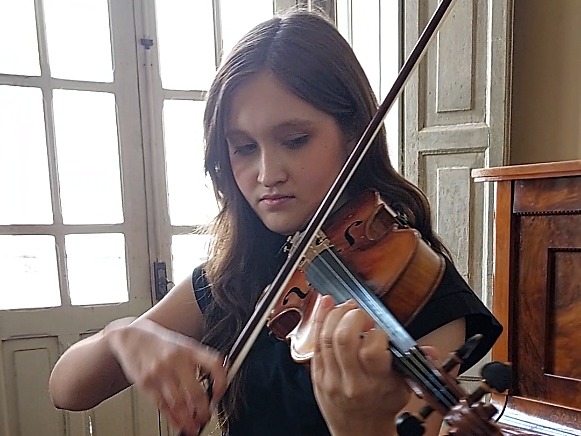Com apenas 14 anos, violinista de Limeira é aprovada no Conservatório de Tatuí