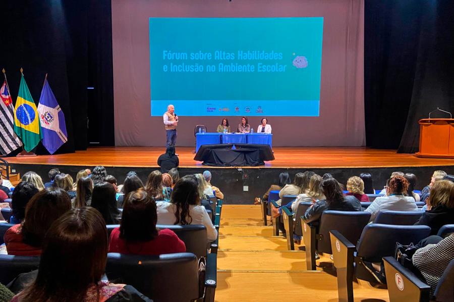 Fórum discute altas habilidades e inclusão no ambiente escolar em Limeira