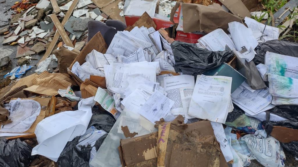 Documentos de processo de 2018 da Prefeitura são encontrados em área verde no litoral paulista