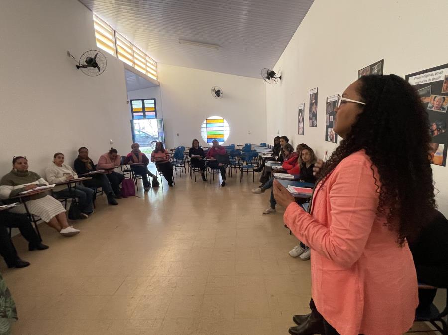 Curso capacita educadores da rede municipal para atuação antirracista
