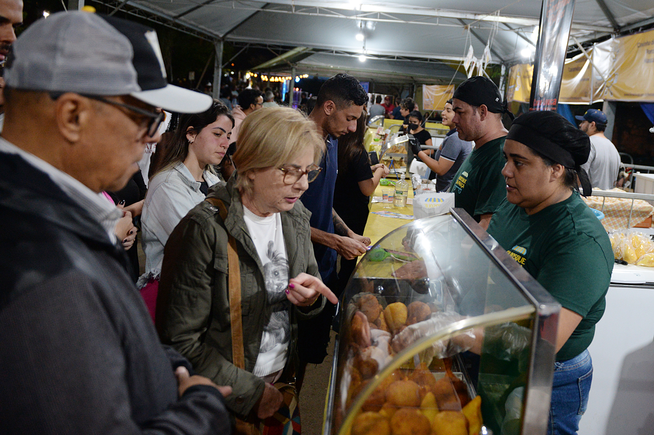 Protagonista da festa mais popular da contemporaneidade limeirense, coxinha é a 31ª comida de rua predileta do mundo