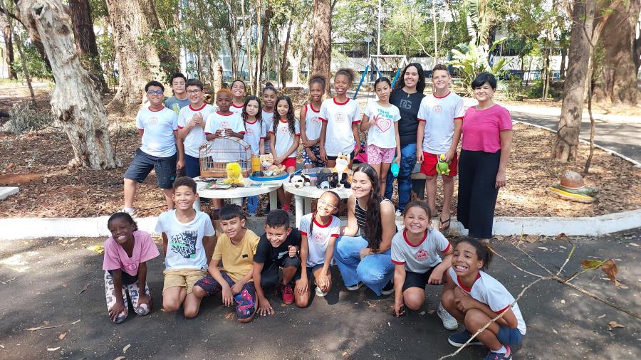 Mês dos Animais: alunos participam de trilha e simulam resgate de animais