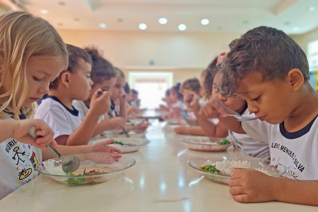 Merenda garantida: Limeira fornece 64 mil refeições por dia a alunos da rede municipal