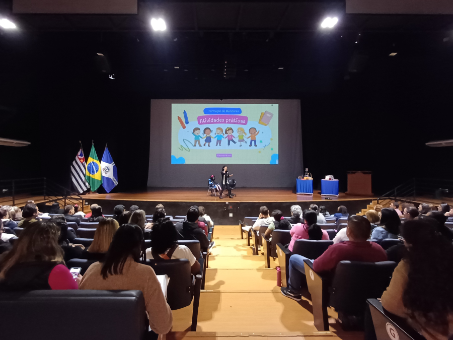 Monitores escolares passam por capacitação em educação especial