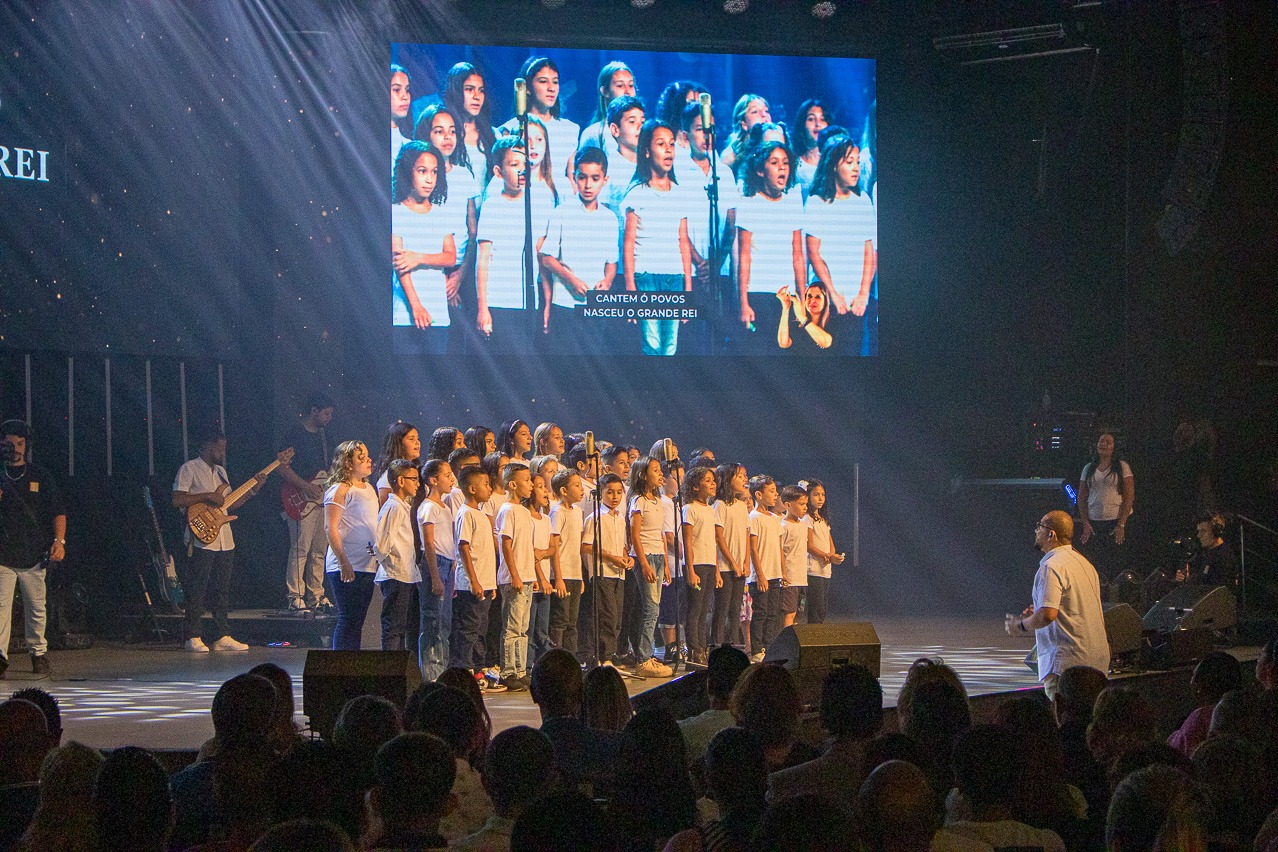 Prefeito e primeira-dama acompanham celebração de Cantata de Natal