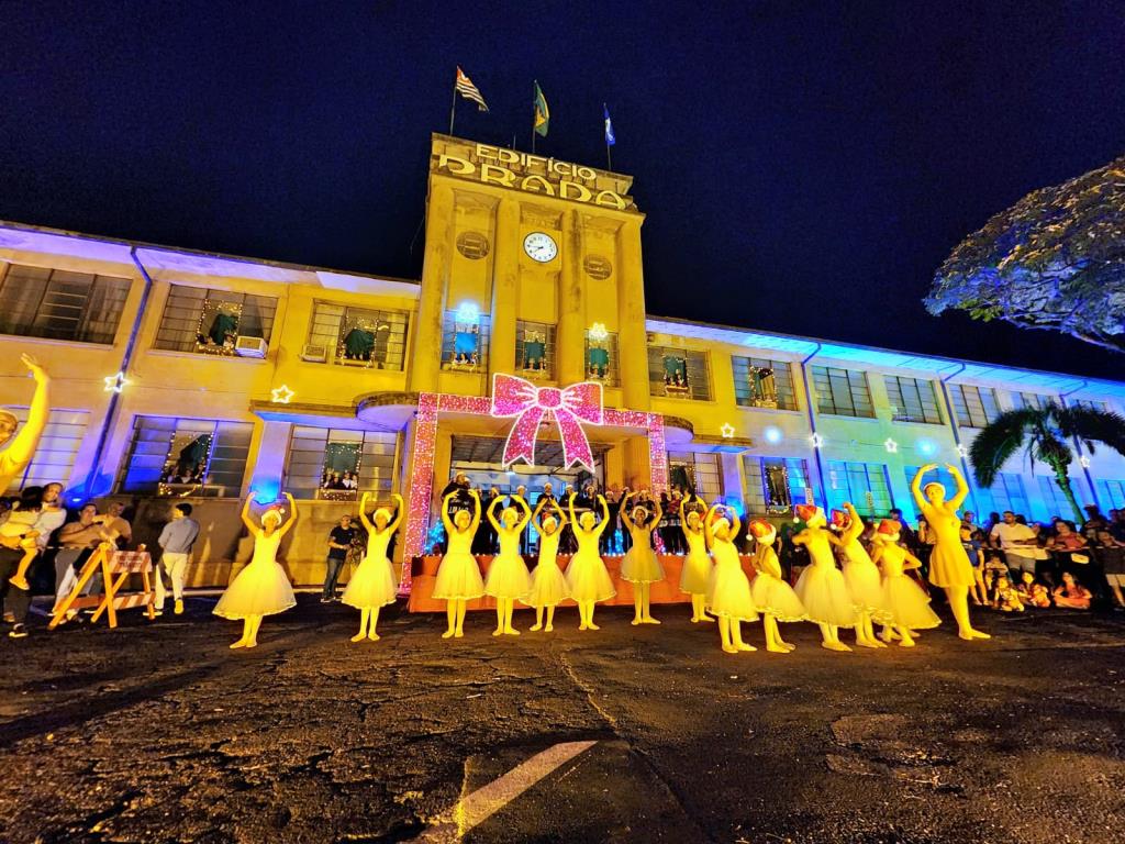 Cantata de Natal ilumina as janelas do Edifício Prada nesta quinta (18)