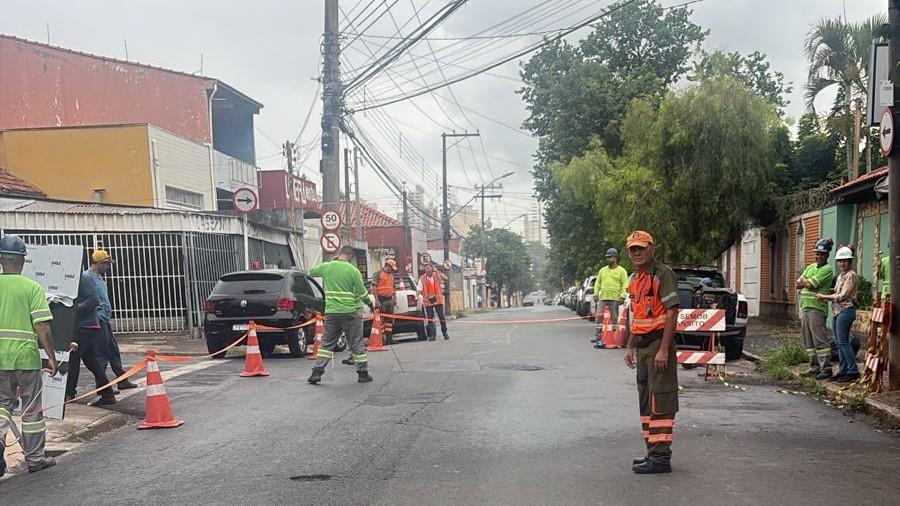Av. Campinas é interditada após afundamento no asfalto