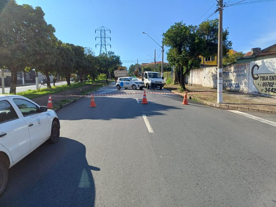 Rompimento em rede de água interdita acesso ao bairro Cecap; reparo está em andamento