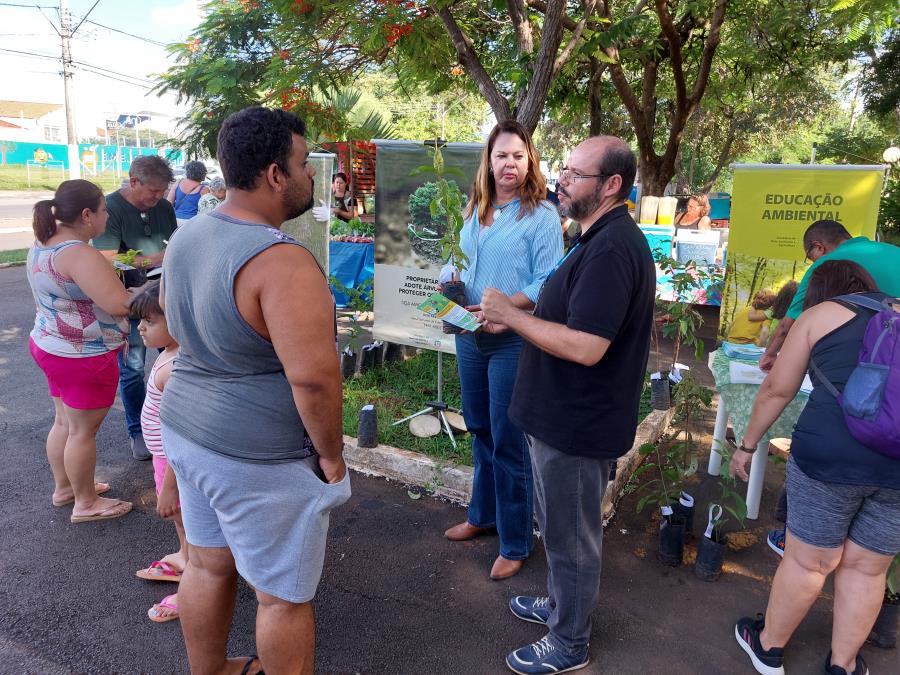 Prefeitura promove doação de mudas durante a Feira do Produtor Rural