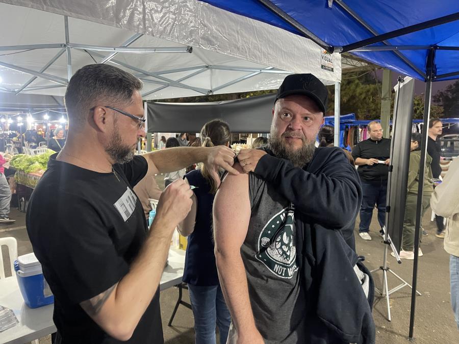 Vacinação segue na Feira Livre Noturna em Limeira nesta semana