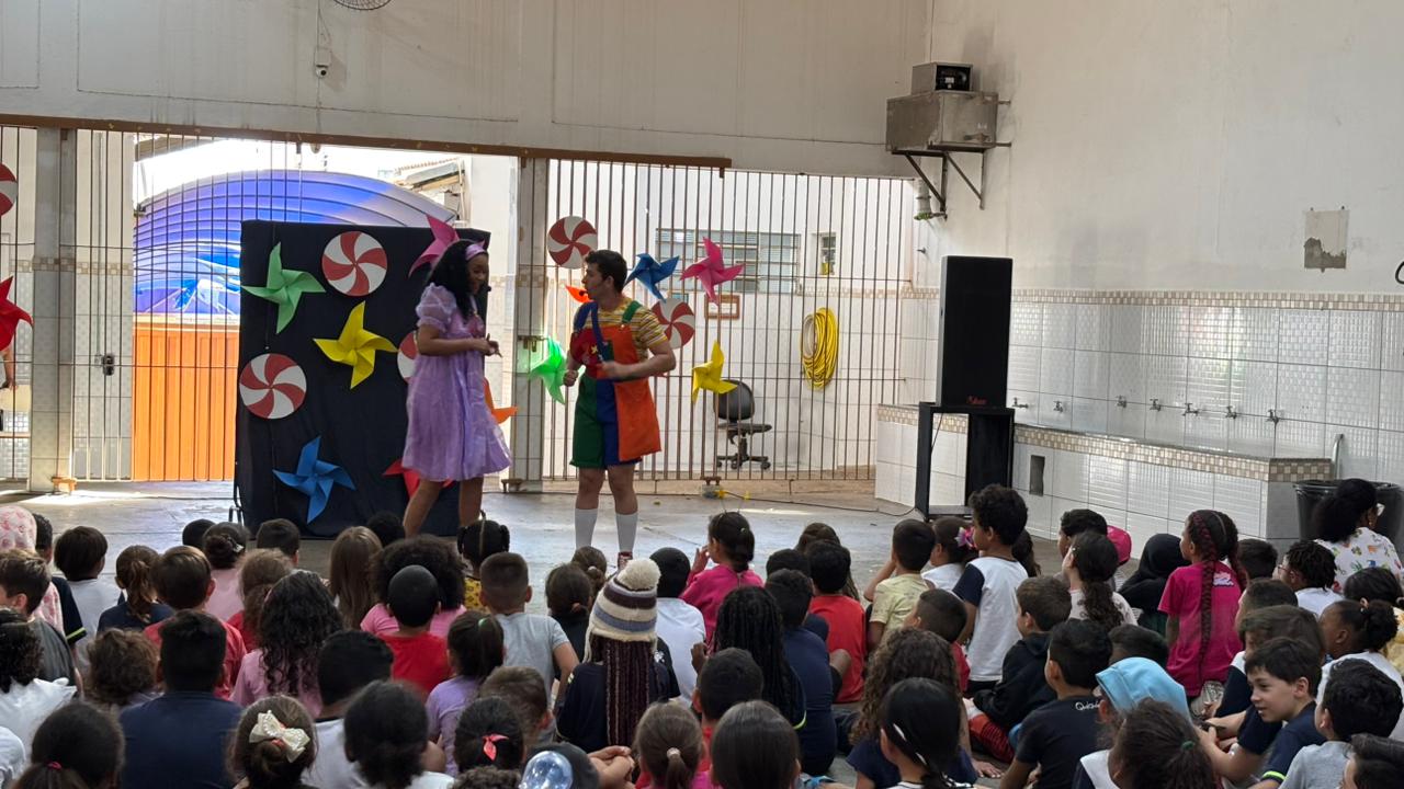 Mostra de Teatro leva encanto e resgate das brincadeiras tradicionais à EMEIEF Laércio Corte